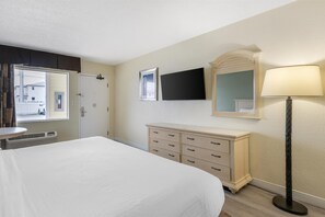 Standard Room, 1 King Bed, Accessible, Refrigerator & Microwave | Premium bedding, in-room safe, laptop workspace, iron/ironing board