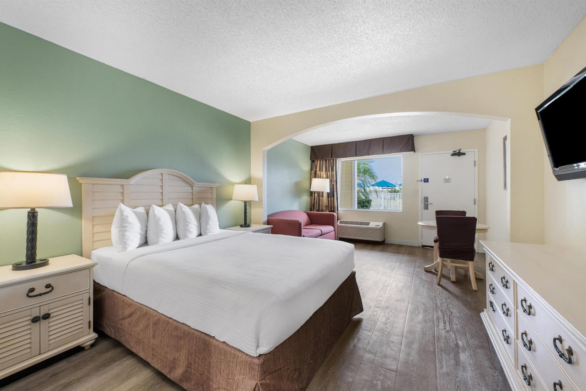 standard room, 1 queen bed, refrigerator & microwave, pool view | 1 bedroom, premium bedding, in-room safe, laptop workspace