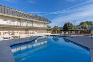 Piscine extérieure en saison