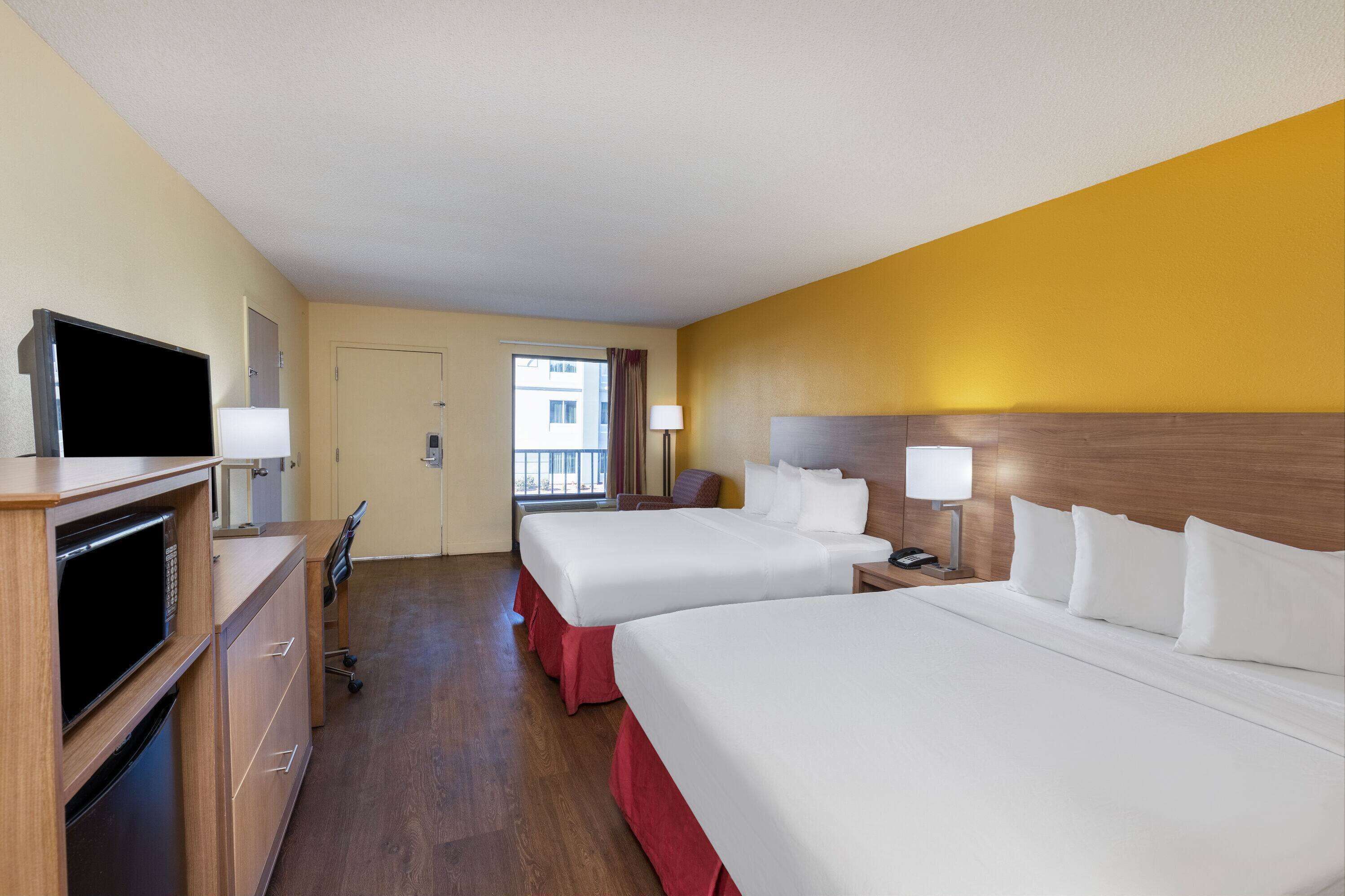 Bàn, bàn ủi/dụng cụ ủi quần áo, nôi (giường cho trẻ sơ sinh) miễn phí 