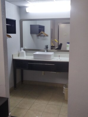 Chuveiro, produtos de toalete grátis, toalhas de banho 