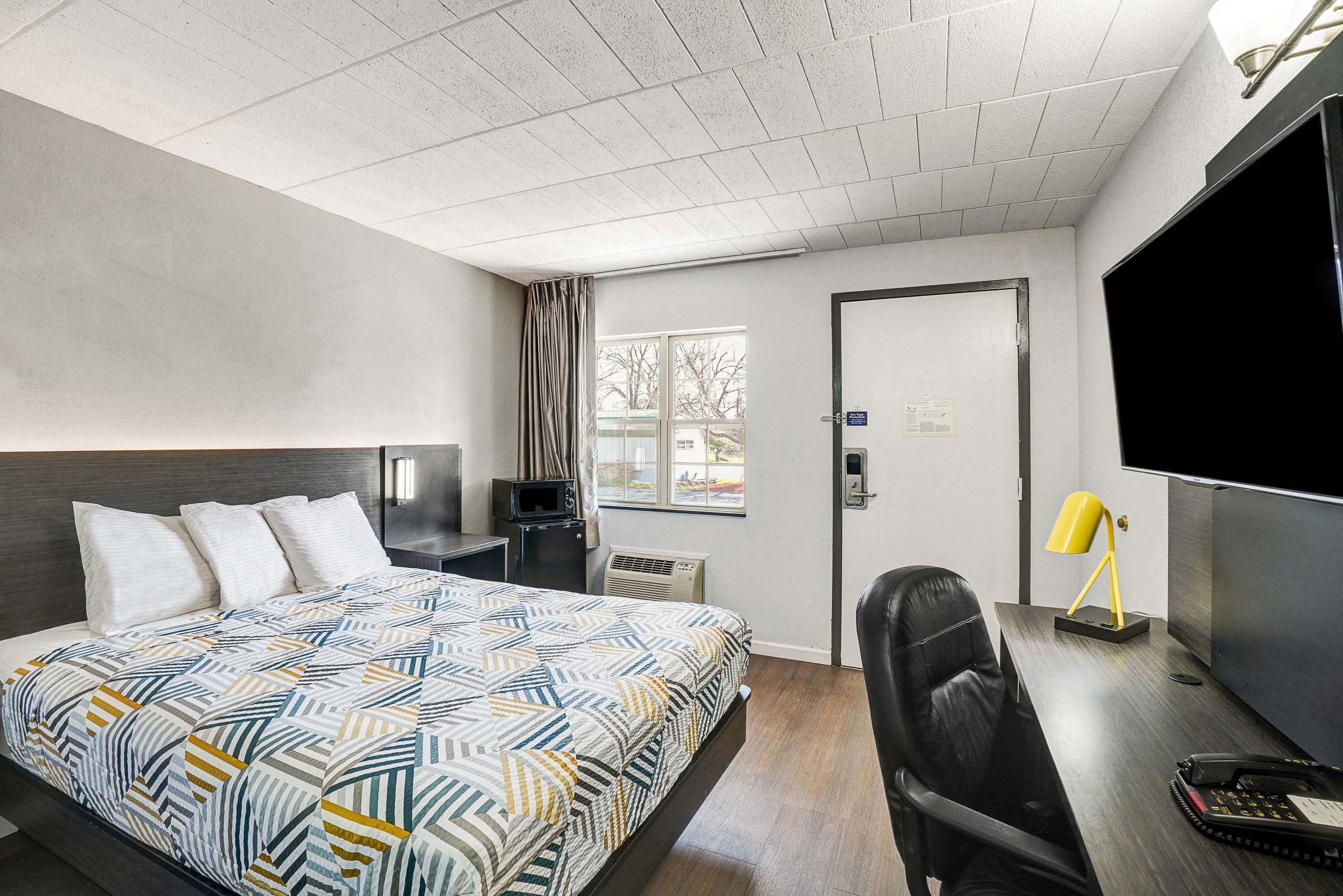Desk, laptop workspace, iron/ironing board, free WiFi