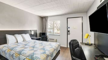 Desk, laptop workspace, iron/ironing board, free WiFi