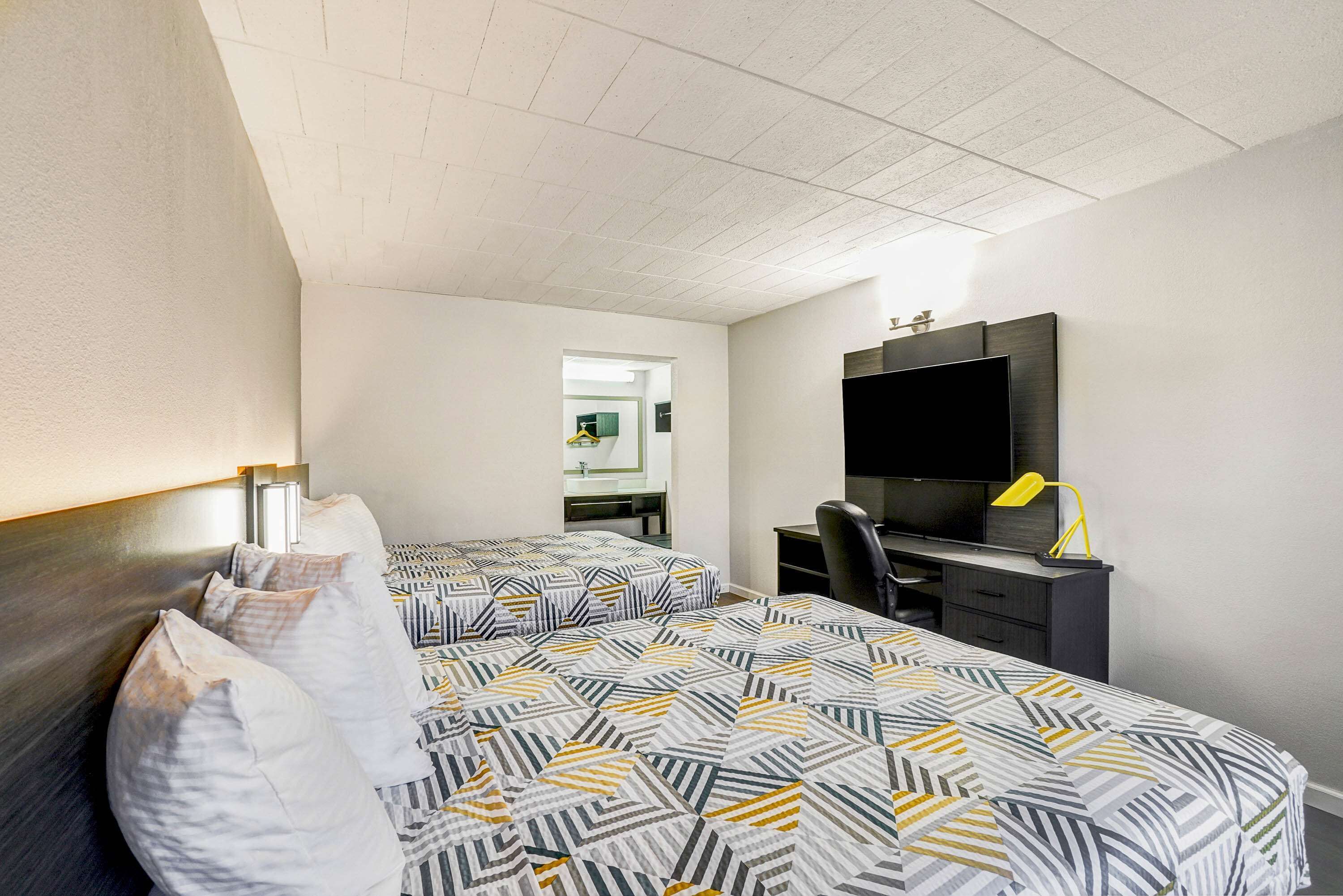 Quarto standard, 2 camas Queen, para fumantes, geladeira e micro-ondas | Escrivaninha, espaço de trabalho para notebook