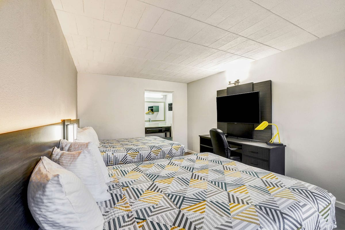 Quarto standard, 2 camas Queen, para fumantes, geladeira e micro-ondas | Escrivaninha, espaço de trabalho para notebook