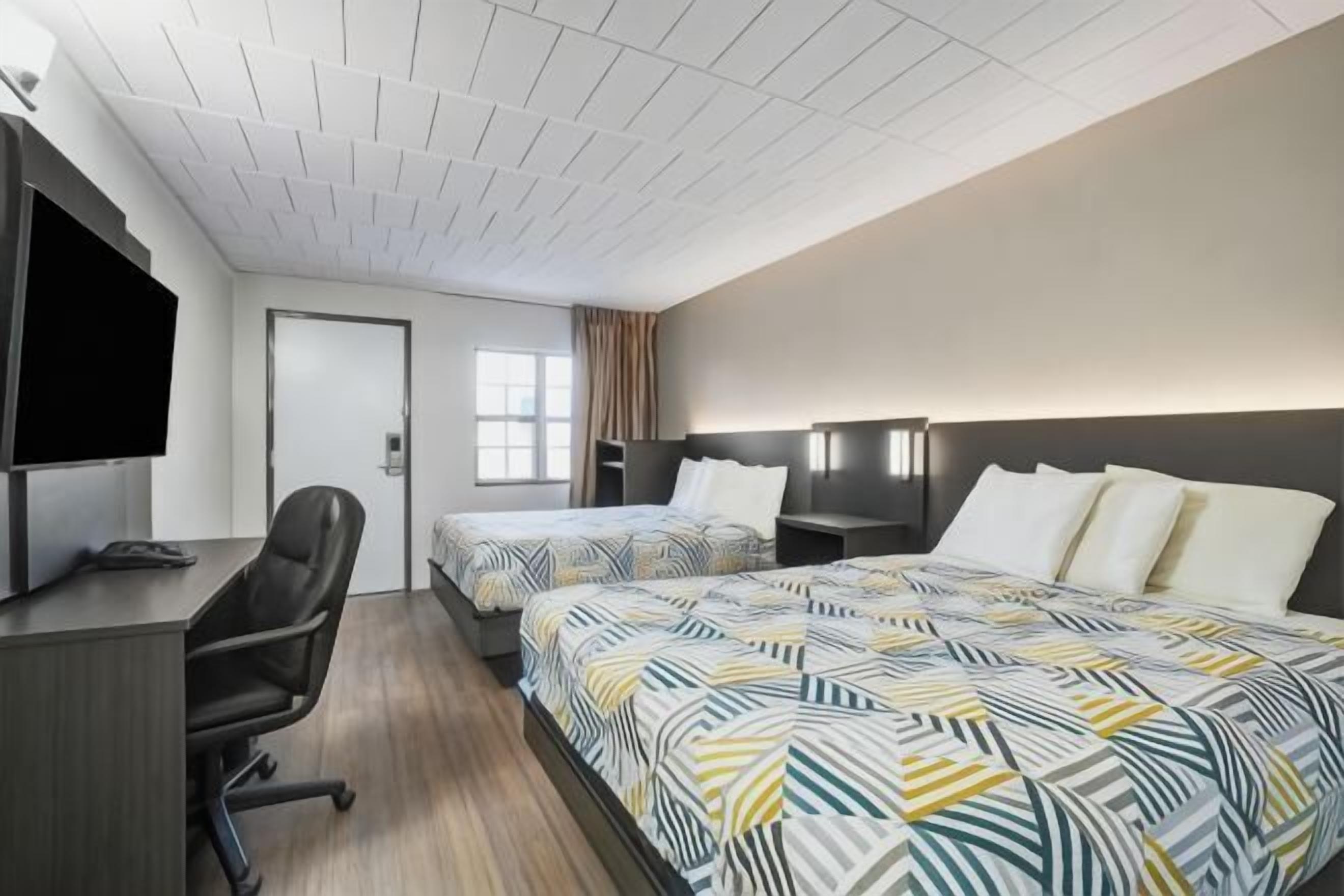 Meja kerja, ruang kerja ramah laptop, dan setrika/meja setrika