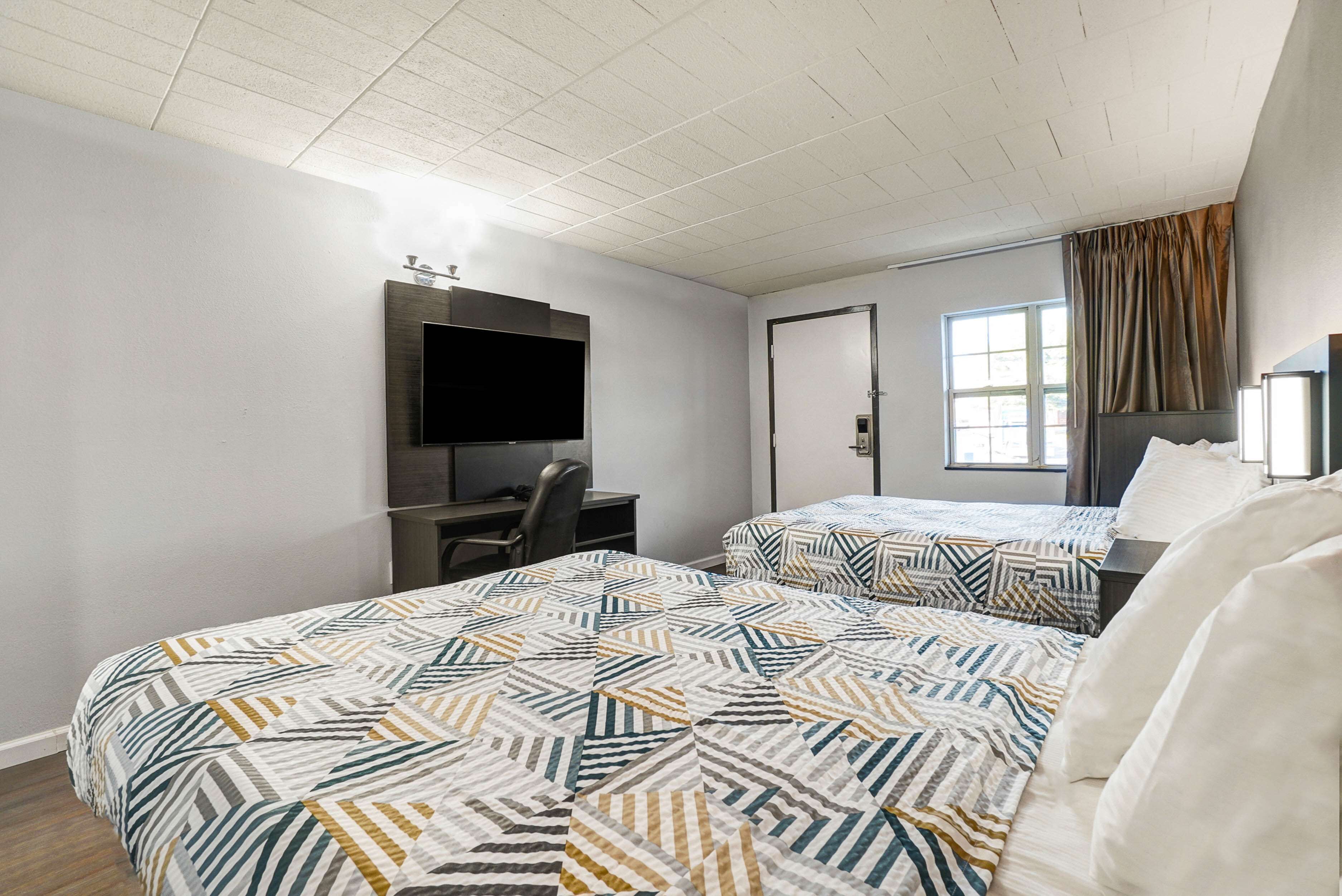 Quarto standard, 2 camas de casal, acessível, para não fumantes | Escrivaninha, espaço de trabalho para notebook