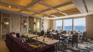 5 restaurants, breakfast, lunch, dinner served; Japanese cuisine