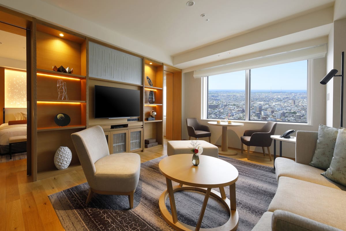 Luxury-Suite, Nichtraucher, Stadtblick | Zimmersafe, Schreibtisch, kostenloses WLAN, Bettwäsche