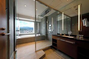 Bañera con ducha, artículos de tocador gratuitos, secador de pelo