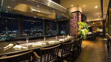 5 restaurantes; se sirve desayuno, almuerzo y cena; cocina japonesa