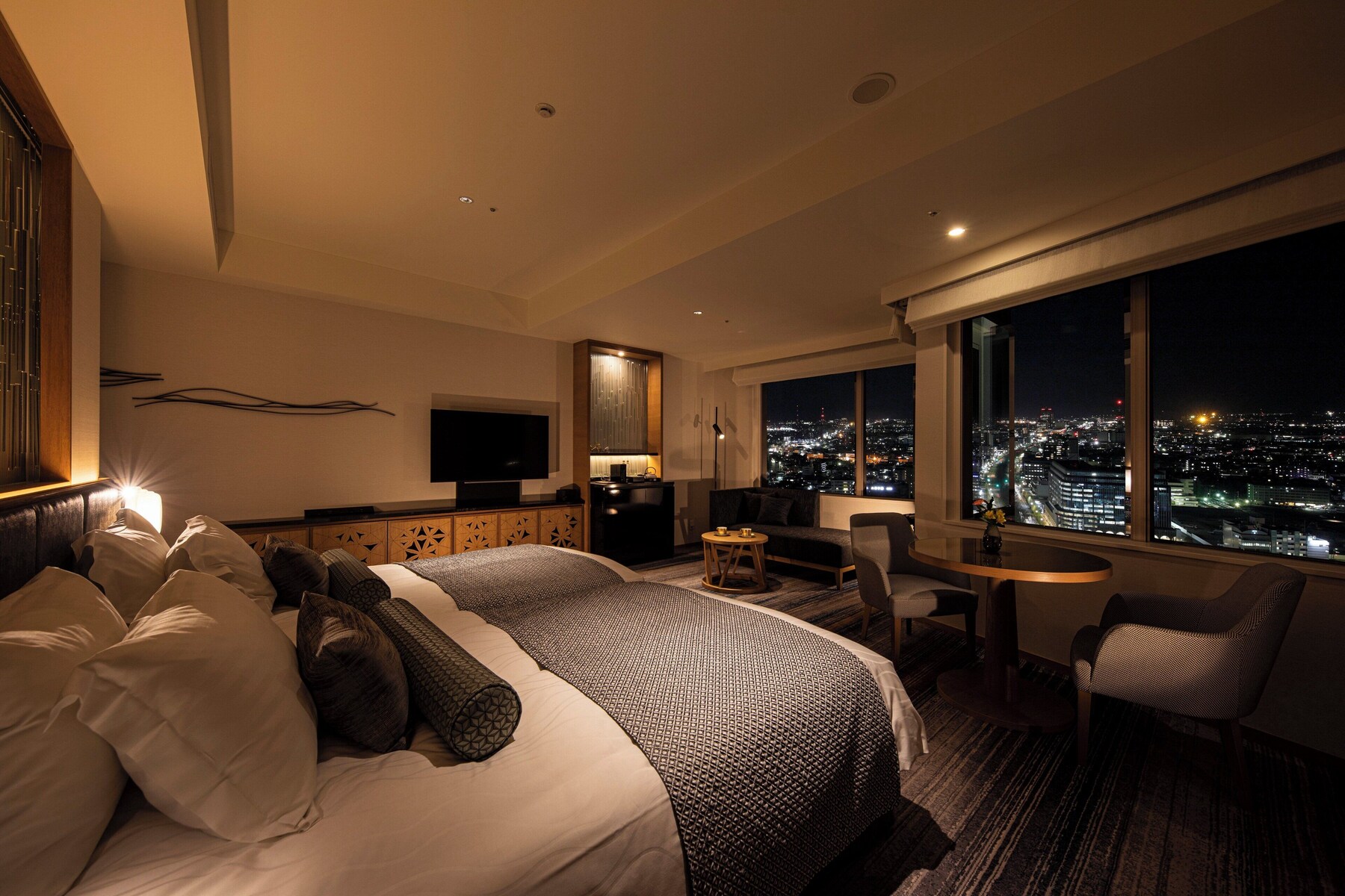 In-room safe, desk, WiFi (free), bed sheets