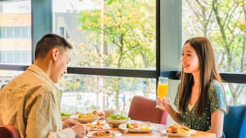 朝食 (ビュッフェ)、毎日提供 (1 名様 4200 JPY)
