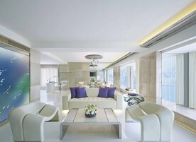 Hypo-allergenic bedding, minibar, in-room safe, desk