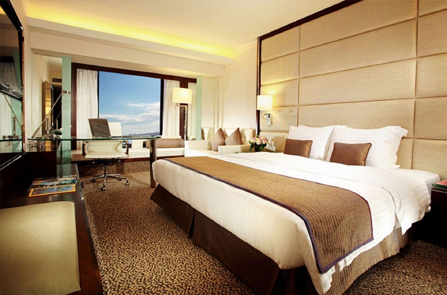 Hypo-allergenic bedding, minibar, in-room safe, desk