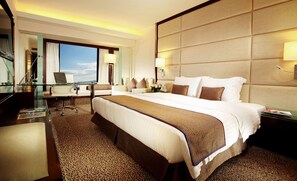 Deluxe Room | Hypo-allergenic bedding, minibar, in-room safe, desk - Regal Kowloon Hotel (Kowloon)