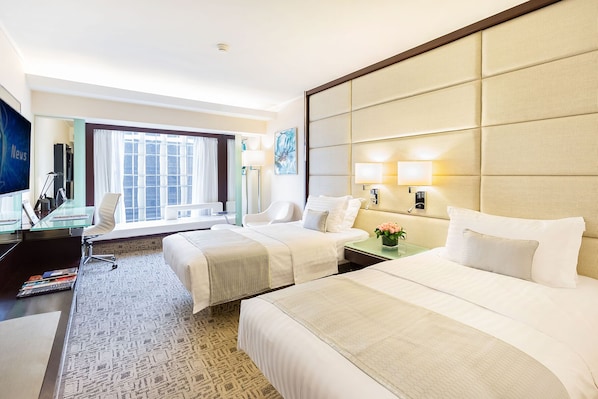 Executive Club Deluxe Room, Business Lounge Access | Hypo-allergenic bedding, in-room safe, desk, soundproofing