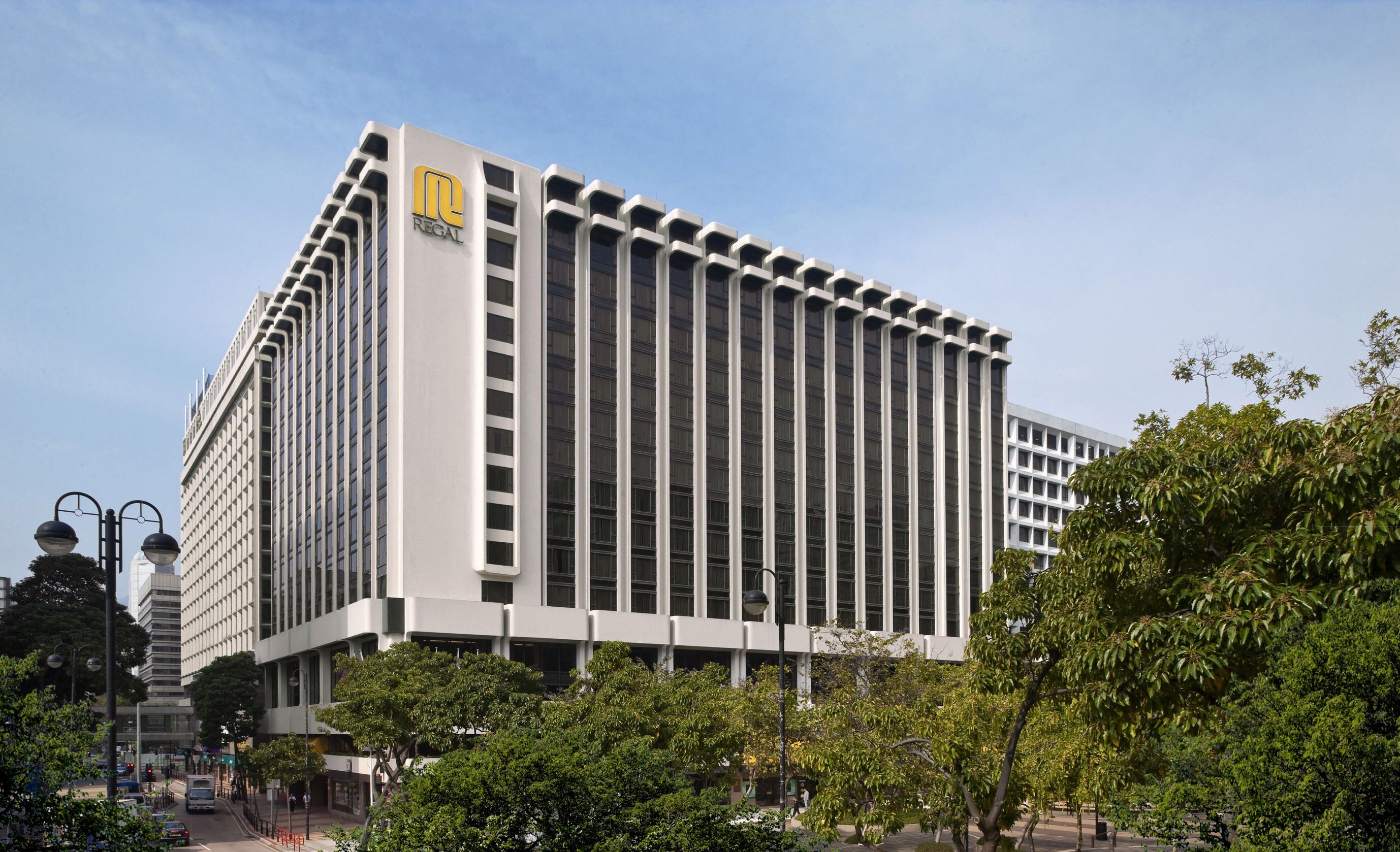 Un edificio moderno con un logotipo destacado en la parte superior.