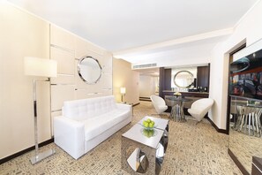 Executive Suite, Club Lounge Access | 1 bedroom, hypo-allergenic bedding, minibar, in-room safe
