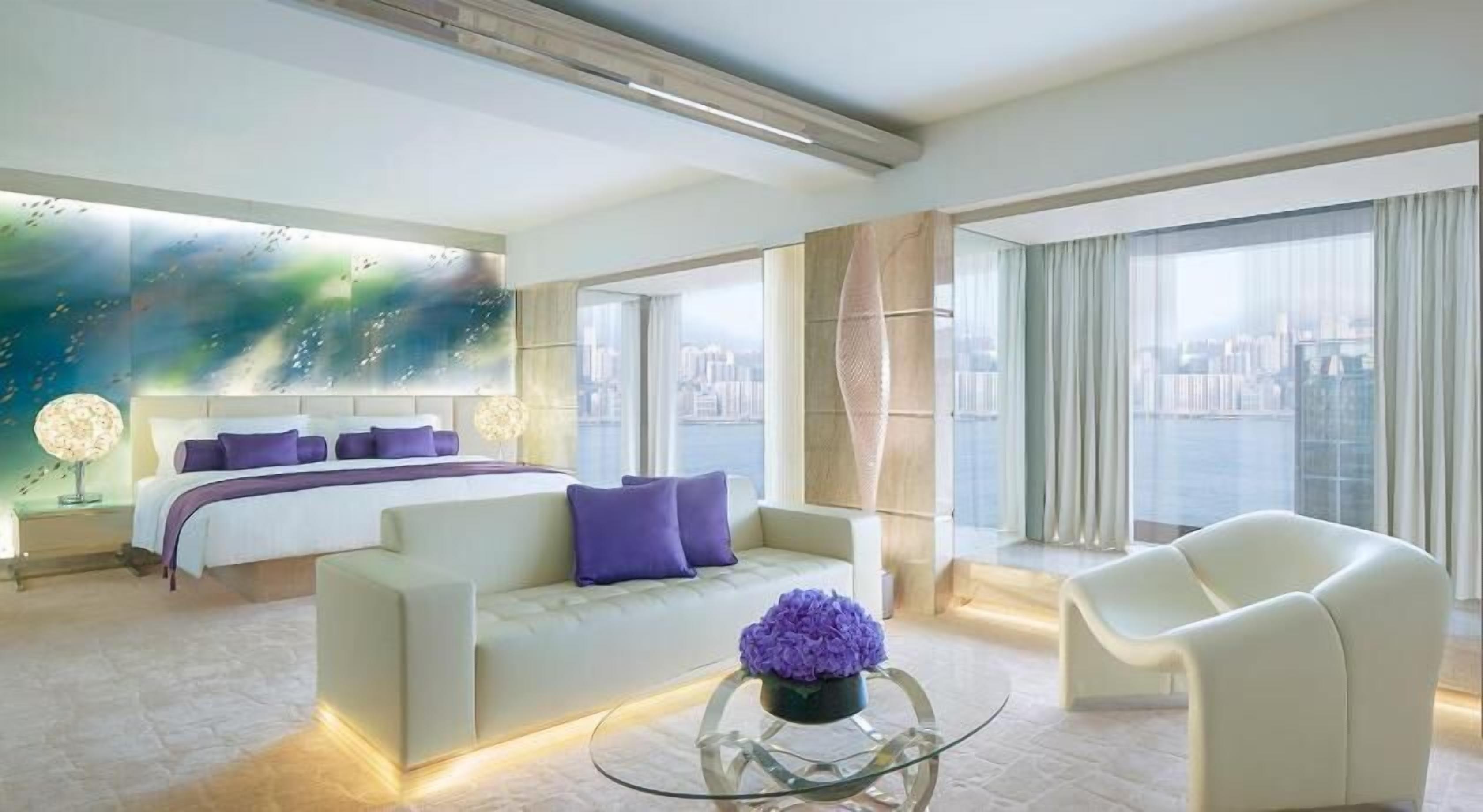 Hypo-allergenic bedding, minibar, in-room safe, desk