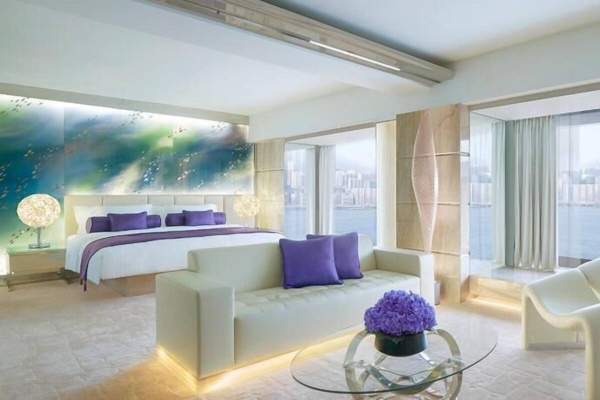 Hypo-allergenic bedding, minibar, in-room safe, desk