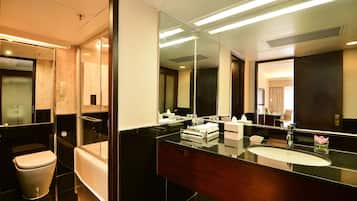 Executive suite, toegang tot de clublounge | Badkamer | Gratis toiletartikelen, een haardroger, badjassen, pantoffels