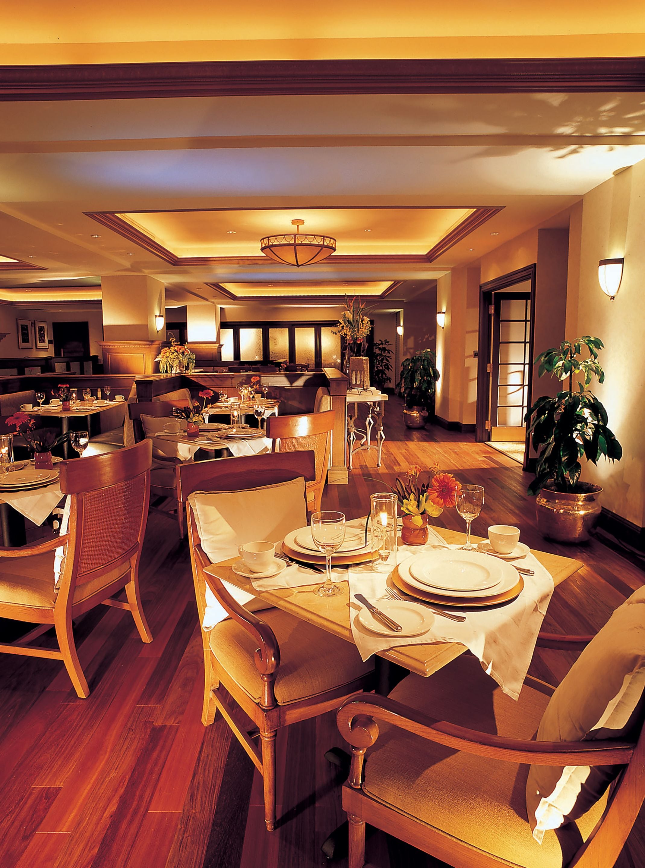 2 间餐厅，供应早餐、午餐和晚餐，法国菜