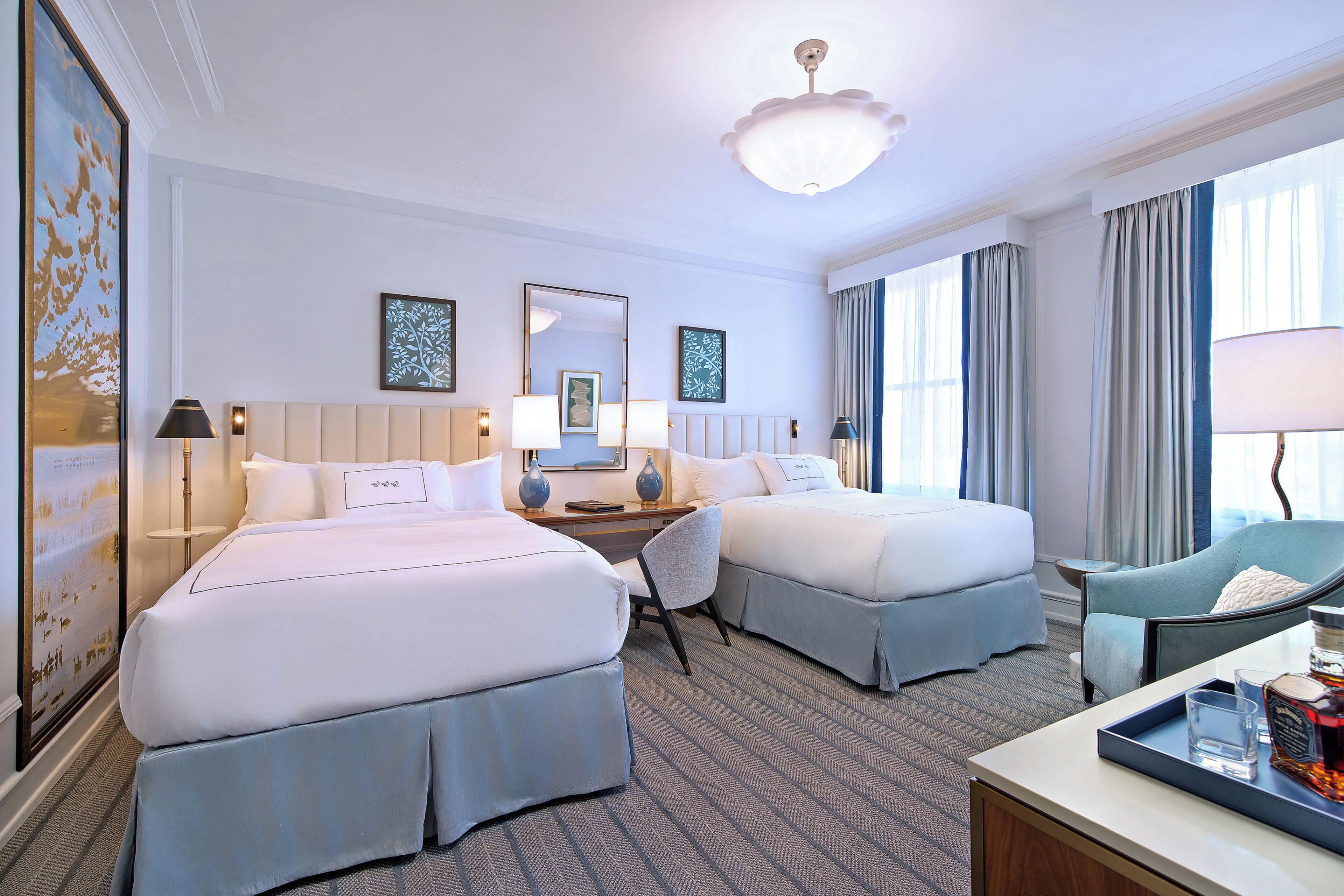 Ropa de cama de alta calidad y caja de seguridad en la habitación 