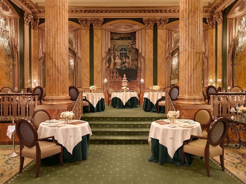 2 restauranter, der serverer morgenmad, frokost, aftensmad og brunch