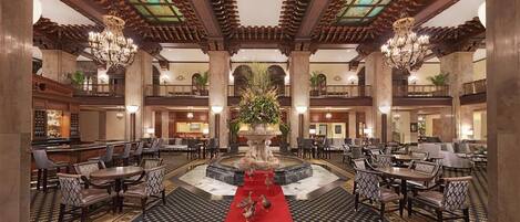 2 restaurantes; se sirven desayunos, almuerzos, cenas y cocina francesa