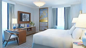 Deluxe kamer, 1 kingsize bed | Luxe beddengoed, een kluis op de kamer, een bureau, een laptopwerkplek