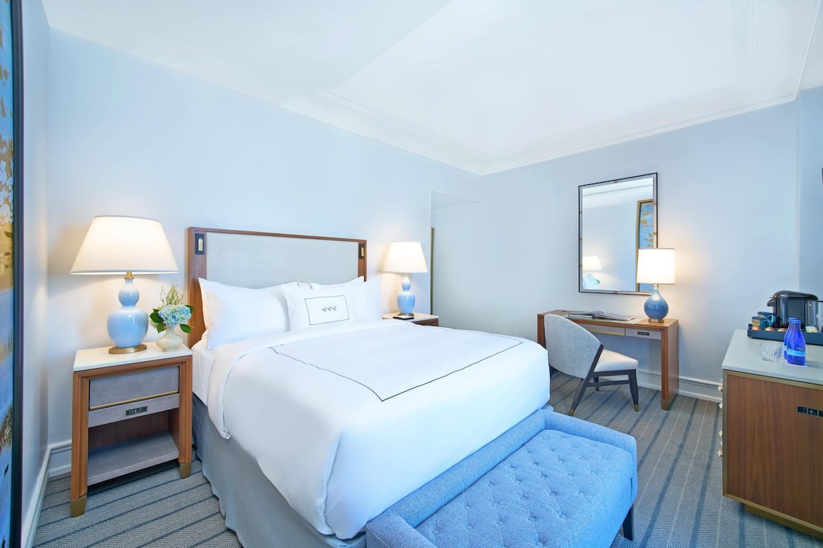 Ropa de cama de alta calidad y caja de seguridad en la habitación