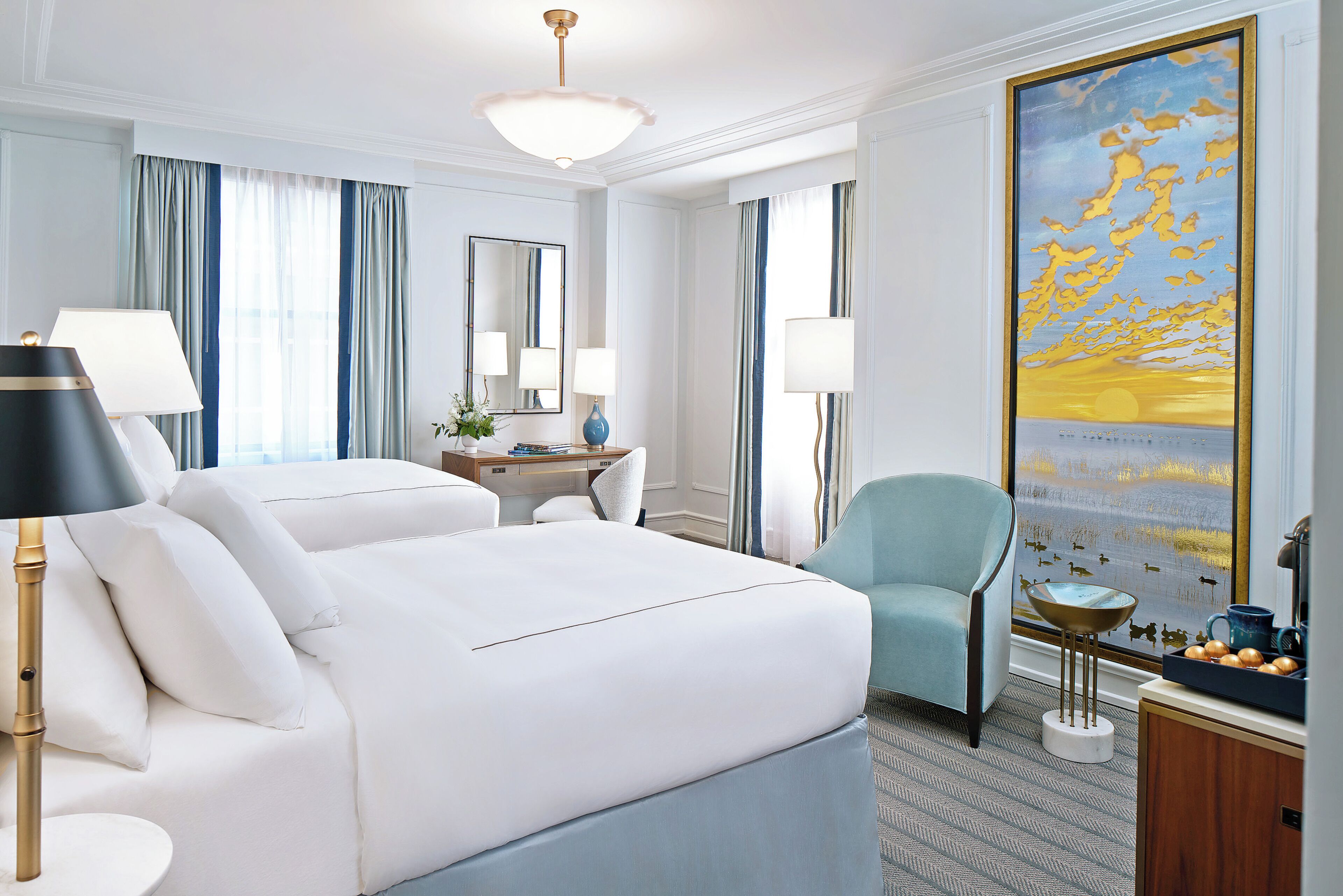 Ropa de cama de alta calidad y caja de seguridad en la habitación 