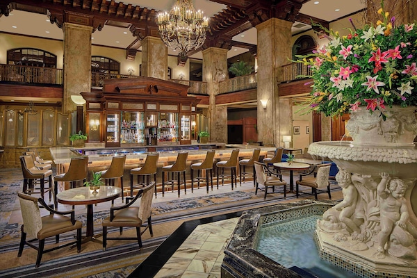 2 bars, lounge dans le hall, bar Ă cocktails