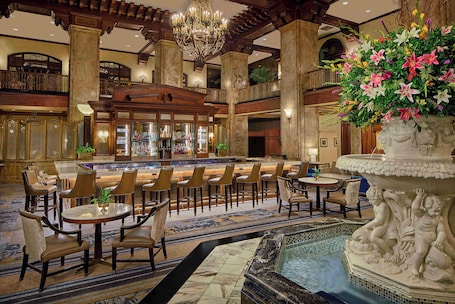2 bars/lounges, lobby lounge, cocktail bar. The Peabody Memphis