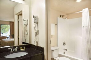 Työpöytä, pimennysverhot, silitysrauta/-lauta, ilmainen Wi-Fi