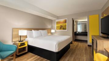 Schreibtisch, VerdunkelungsvorhĂ€nge, BĂŒgeleisen/BĂŒgelbrett