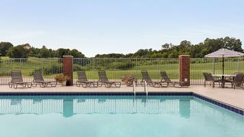 季節性室外游泳池,開放時間為 10:00 至 22:00,提供泳池遮陽傘