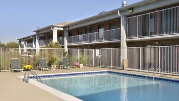 季節性室外游泳池,開放時間為 10:00 至 22:00,提供泳池遮陽傘