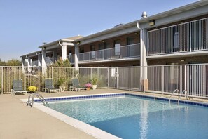 Außenpool (je nach Saison geöffnet), Sonnenschirme