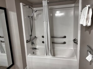 Accessible King Room with Tub | Bathroom