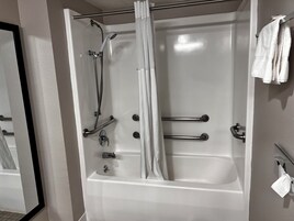 Artículos de tocador gratuitos, secador de pelo, toallas, jabón