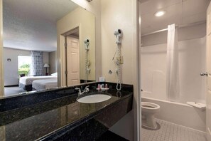 Työpöytä, pimennysverhot, silitysrauta/-lauta, ilmainen Wi-Fi