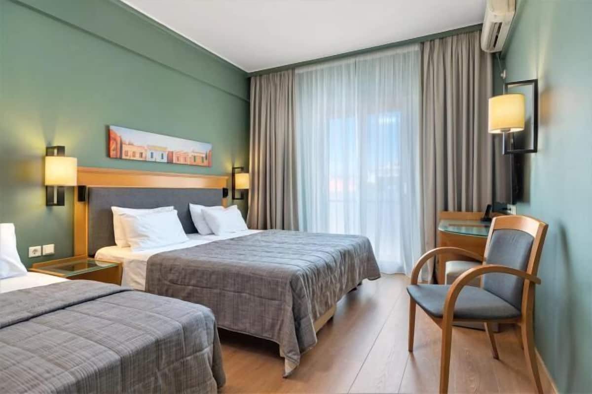 Zimmersafe, Schreibtisch, schallisolierte Zimmer, Bügeleisen/Bügelbrett