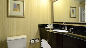 Ein Badezimmer mit Toilette, Waschbecken und Spiegel.