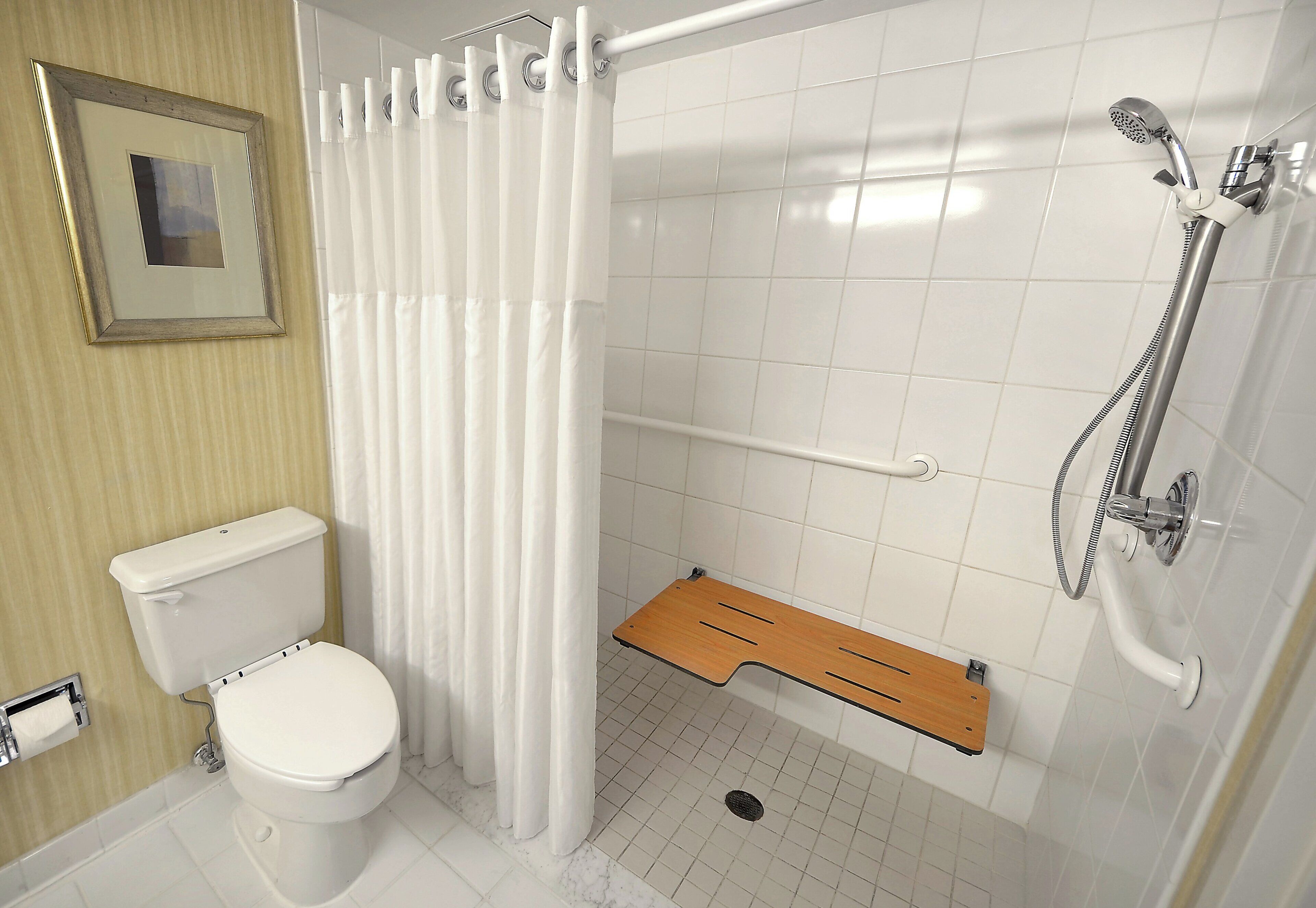 Een badkamer met een douche, toilet en een houten plank.