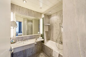Bañera con ducha, artículos de tocador gratuitos, secador de pelo