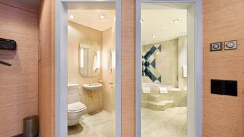 Junior Suite | Bathroom | Combined shower/tub, free toiletries, hair dryer, towels