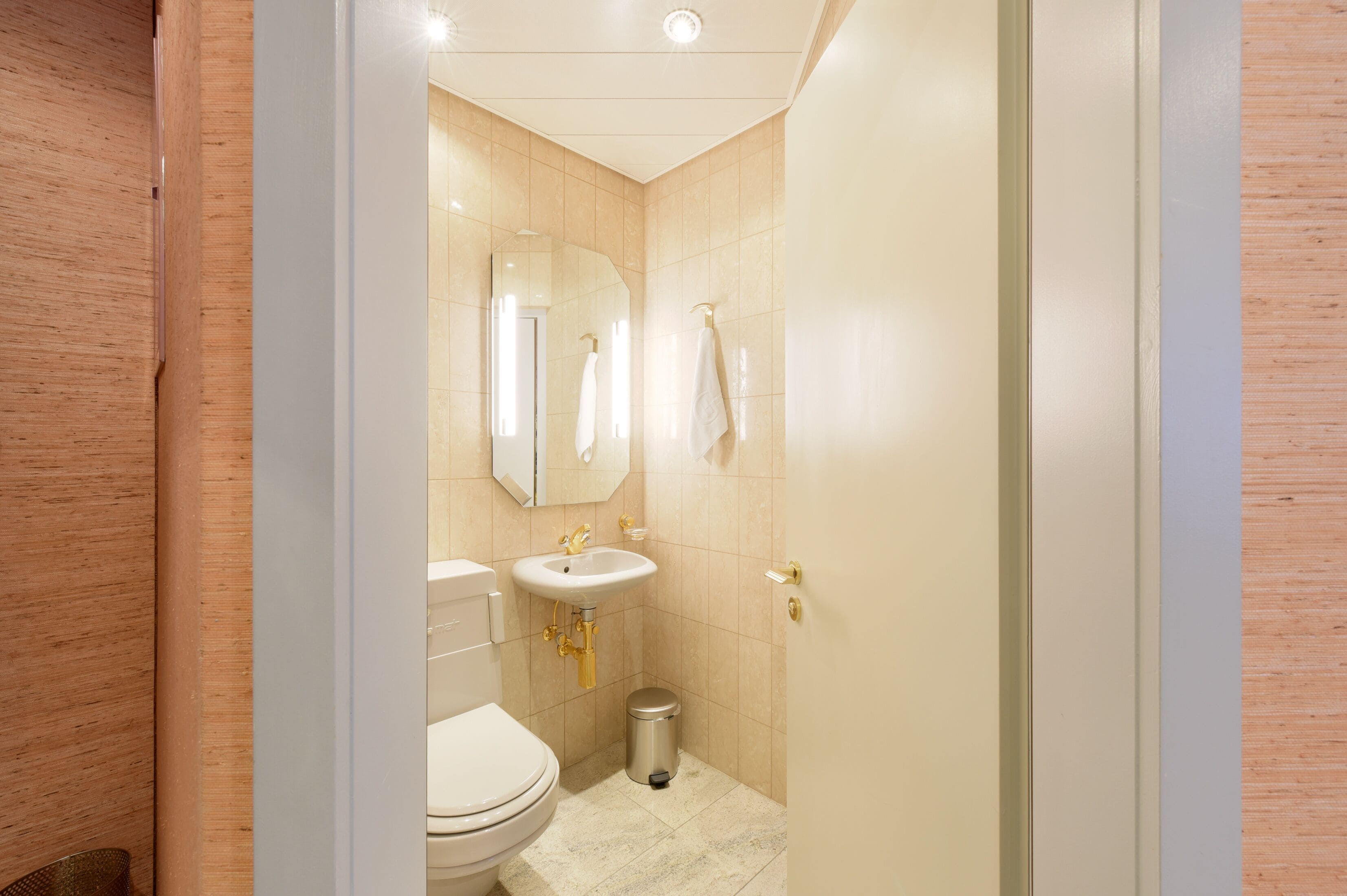 suite | bathroom | combined shower/bathtub, free toiletries, hair dryer, towels