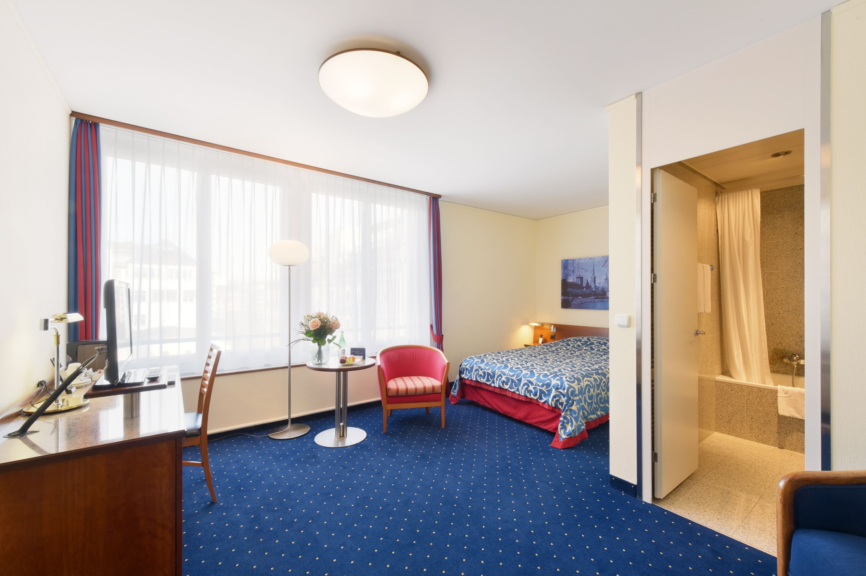 double room with french bed (1,40m) | premium bedding, minibar, in-room safe, desk